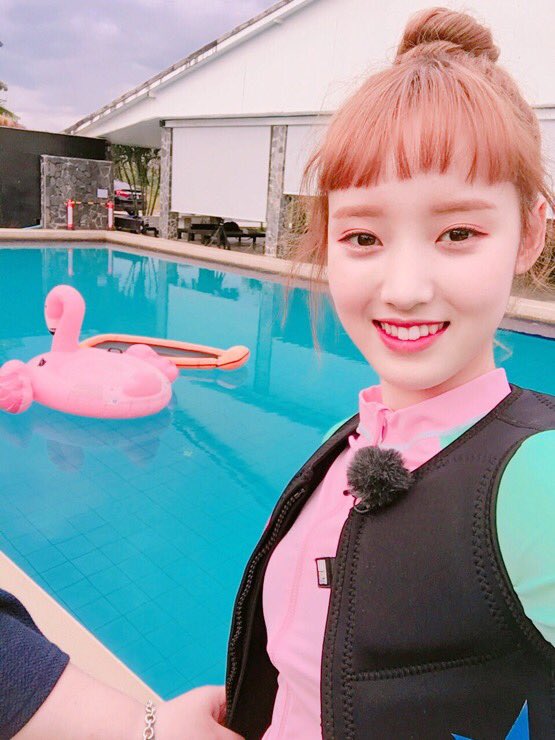 WEME_TH's tweet photo. [TRANS] @WekiMeki : 
ภาพเบื้องหลังในประเทศไทย! 
พายข้าวโพดที่เมเนเจอร์ซื้อให้พร้อมกับไก่.....
คิคิ ฉันอยากกินอีกจัง ❤️
ไปประเทศไทยกันอีกเถอะวีคิมีคิ~ 💕
©️WekiMekiSubs

#WekiMeki #위키미키 #Sei #세이 https://t.co/4YS7udAzKj