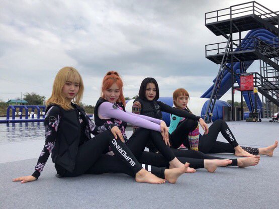 WEME_TH's tweet photo. [TRANS] @WekiMeki : 
ภาพเบื้องหลังในประเทศไทย! 
พายข้าวโพดที่เมเนเจอร์ซื้อให้พร้อมกับไก่.....
คิคิ ฉันอยากกินอีกจัง ❤️
ไปประเทศไทยกันอีกเถอะวีคิมีคิ~ 💕
©️WekiMekiSubs

#WekiMeki #위키미키 #Sei #세이 https://t.co/4YS7udAzKj