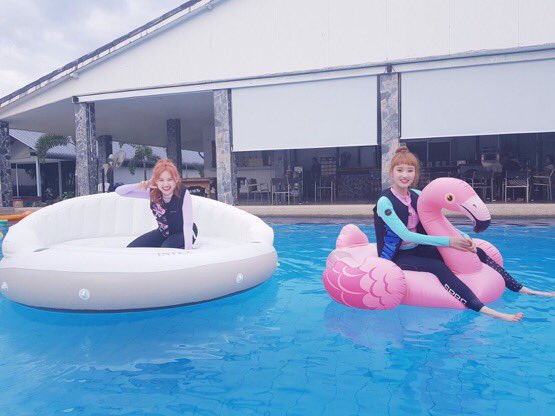 WEME_TH's tweet photo. [TRANS] @WekiMeki : 
ภาพเบื้องหลังในประเทศไทย! 
พายข้าวโพดที่เมเนเจอร์ซื้อให้พร้อมกับไก่.....
คิคิ ฉันอยากกินอีกจัง ❤️
ไปประเทศไทยกันอีกเถอะวีคิมีคิ~ 💕
©️WekiMekiSubs

#WekiMeki #위키미키 #Sei #세이 https://t.co/4YS7udAzKj