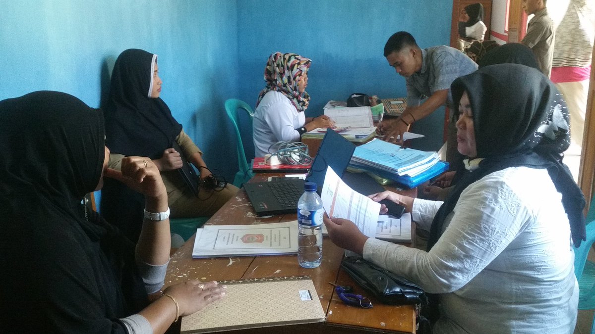 UrumiJeri's tweet photo. PROSES KELENGKAPAN DOKUMEN  PENGAJUAN..YG DI VERIFIKASI LANGSUNG OLEH SEKCAM...KEC.BONE RAYA..KAB.BONE BOLANGO..
PROV.GORONTALO
@jokowi 
@ipultara_iwan 
@pendampingdesa_ 
@KadesIndonesia 
@SandjojoCenter 
@EkoSandjojo 
@KN_P3MD 
@pendampingdesa_ 
@taufikmadjid71 
#TTPIGtlo https://t.co/zwTPxqUnvw