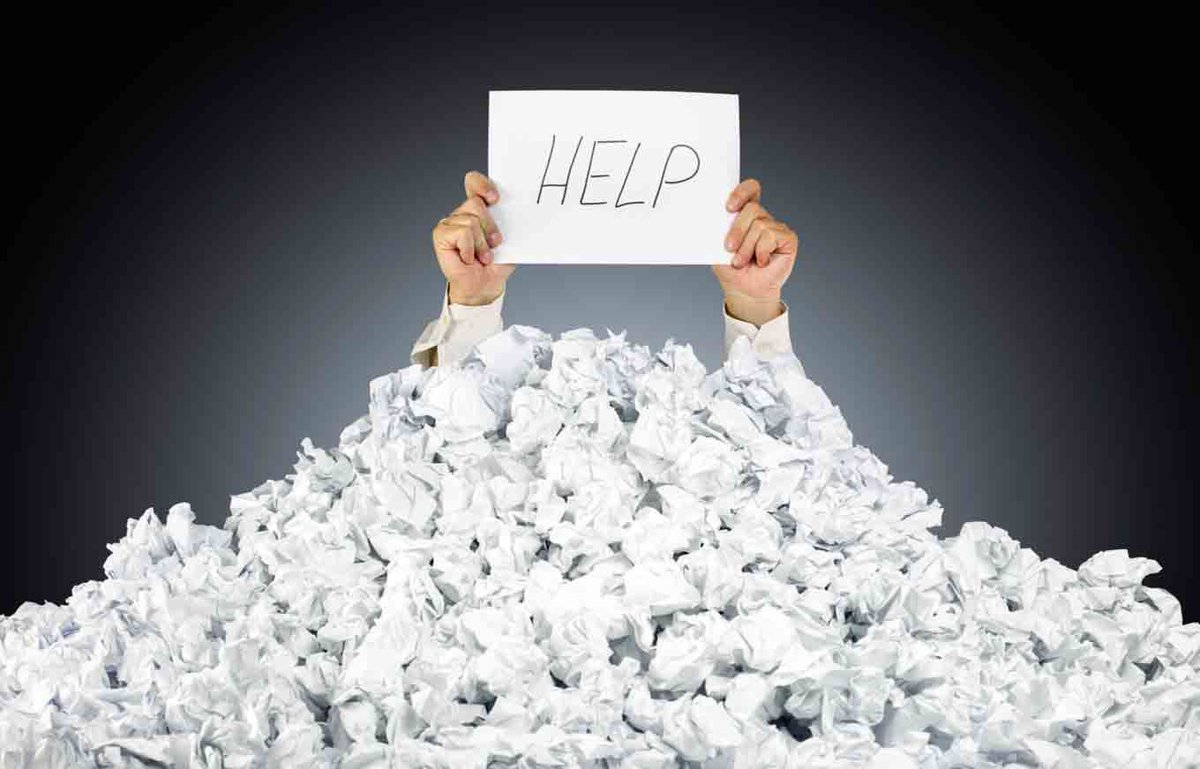 рука из воды. вода и человек. тонущий человек. зарылся в бумагах. человек тонет в бумагах.