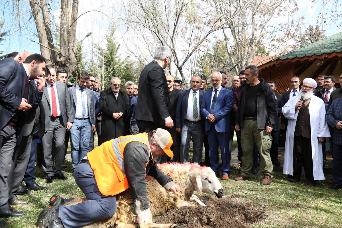 Türk Silahlı Kuvvetlerince Suriye'nin Afrin bölgesinde başarıyla devam eden Zeytin Dalı Harekâtı ve operasyonlarda şehit düşen askerlerimiz için İl Özel İdaresi bahçesinde program düzenlendi. corumozelidare.gov.tr/il-genel-mecli…