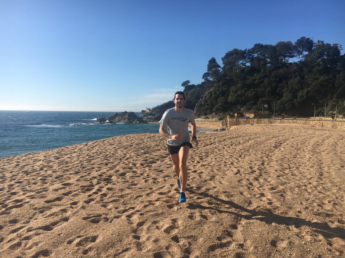rotceh9's tweet photo. Disfruta haciendo lo que te gusta y enamórate de tu entorno! #RunYourWorld #Breakthru4 #saucony #running #runningman #mylloret #lloretdemar https://t.co/aatd6a6Bl7