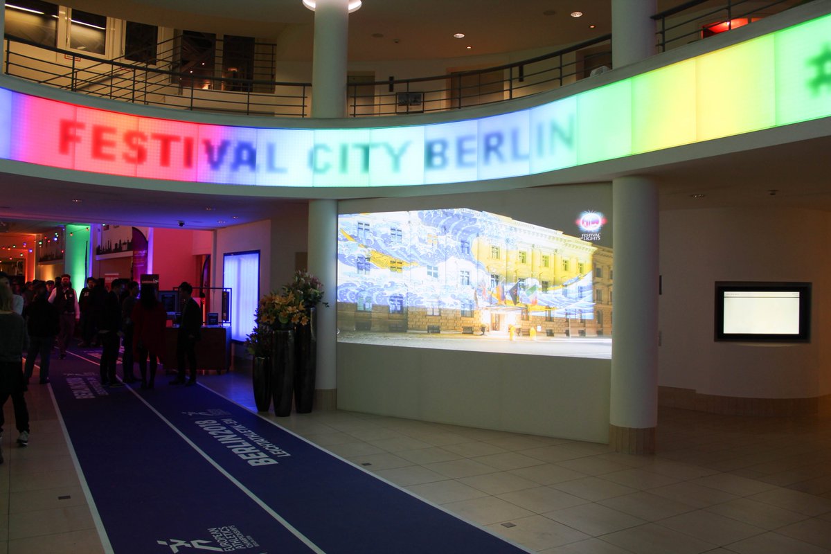 Kuchem Unter Dem Motto Festival City Berlin Wiehoch Wieweit Fand Die 5 Hauptstadtlounge Im Hotel Berlin Berlin Statt Fur Das Exklusive Event Installierten Wir Eine Buhne Sowie Licht