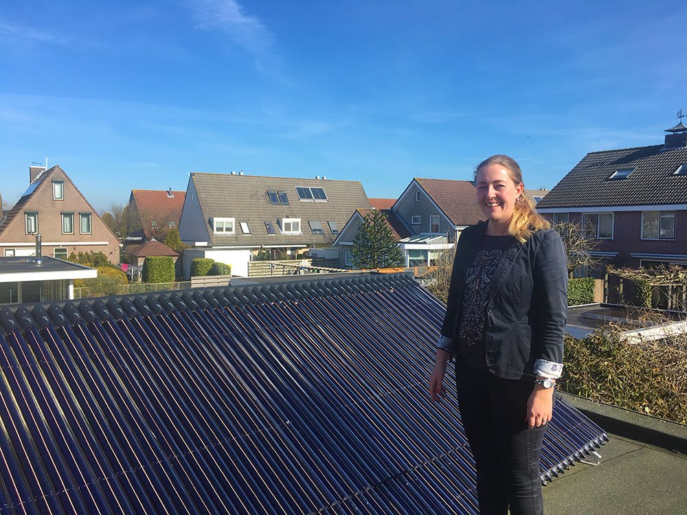 Benieuwd hoe een bijna-energieneutrale woning, met zonnecollectoren en een lucht-water warmtepomp er van binnen uitziet? Doe de digitale rondleiding: youtu.be/6ySW1SJJUm4