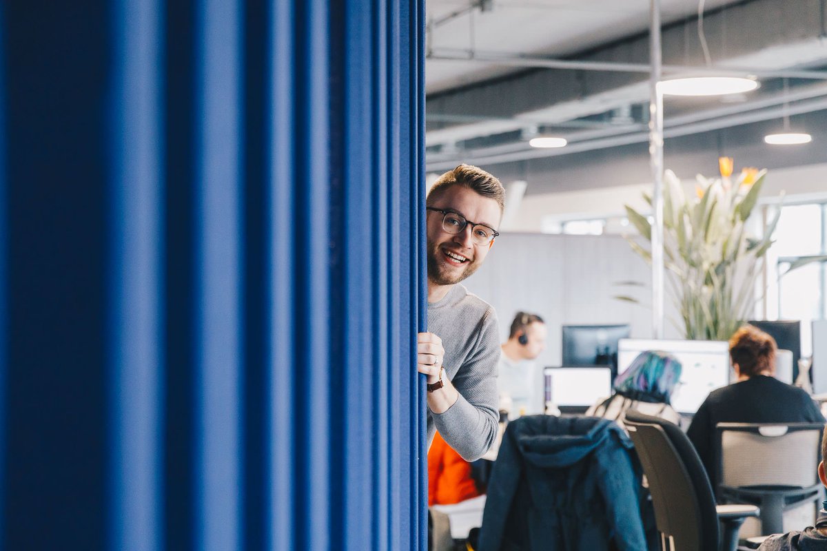 VoysNL's tweet photo. Geluiddempende lamellen, een feesttribune en veel hoeken en kamertjes. Interieurontwerp Studio P&amp;D vertelt je precies welke slimmigheidjes ze hebben toegepast bij het inrichten van ons #futureproof kantoor: https://t.co/Z69AOkCpOE #futureworkspace #vtwonenproof #binnenkijken https://t.co/tRHgSckrM7