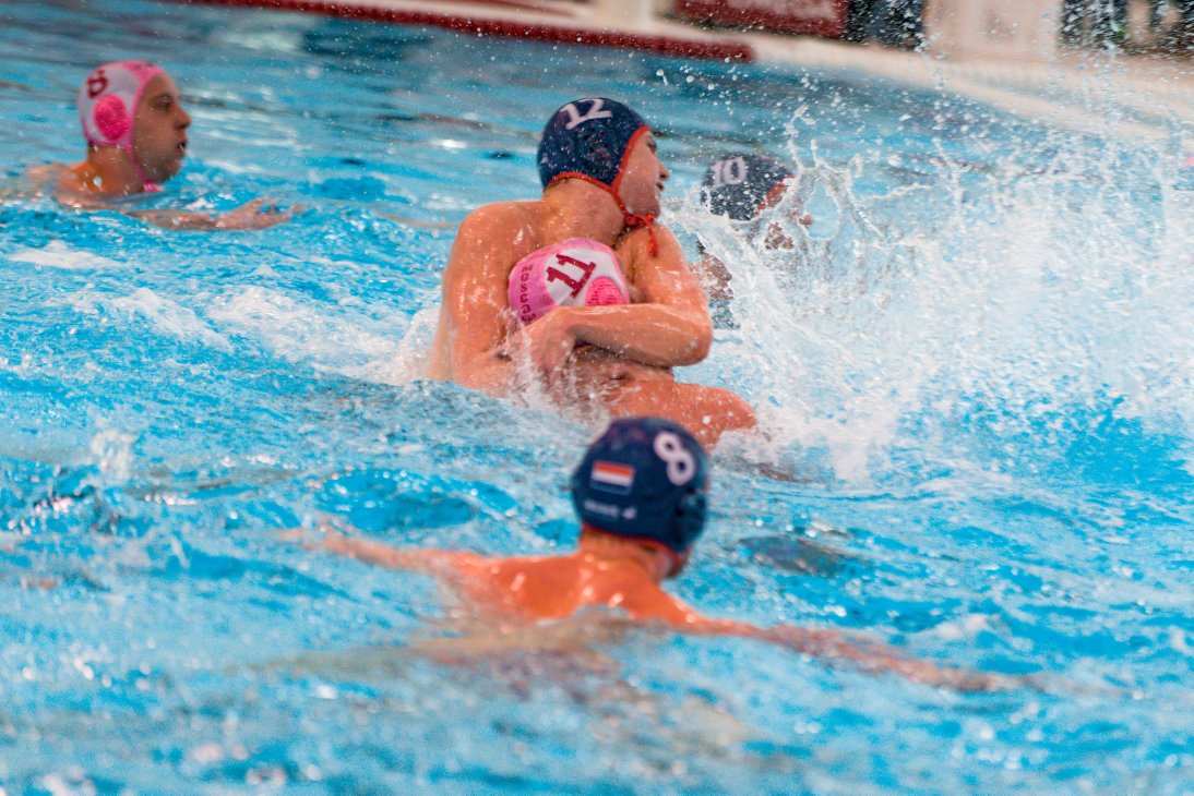 Defenders hugging centers in Dutch cipfinal. White caps Alphen beat Leiden.