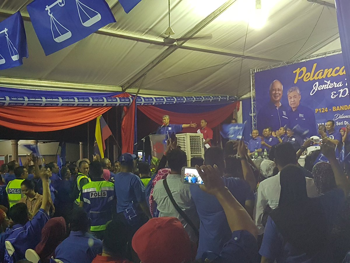 DrZahidHamidi's tweet photo. Sambutan yg sangat luar biasa malam ini di Bandar Tun Razak. Ini menunjukkan manifestasi Bdr Tun Razak inshaAllah kembali dlm @barisanasional. Teruskan kerja kuat bantu rakyat. @TengkuAdnanReal https://t.co/F58d4JJXbu