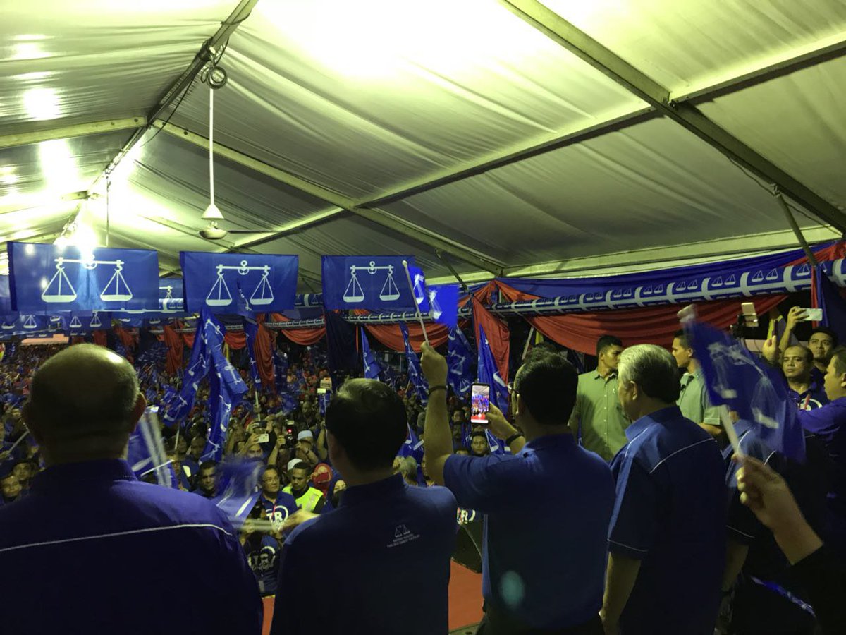 DrZahidHamidi's tweet photo. Sambutan yg sangat luar biasa malam ini di Bandar Tun Razak. Ini menunjukkan manifestasi Bdr Tun Razak inshaAllah kembali dlm @barisanasional. Teruskan kerja kuat bantu rakyat. @TengkuAdnanReal https://t.co/F58d4JJXbu