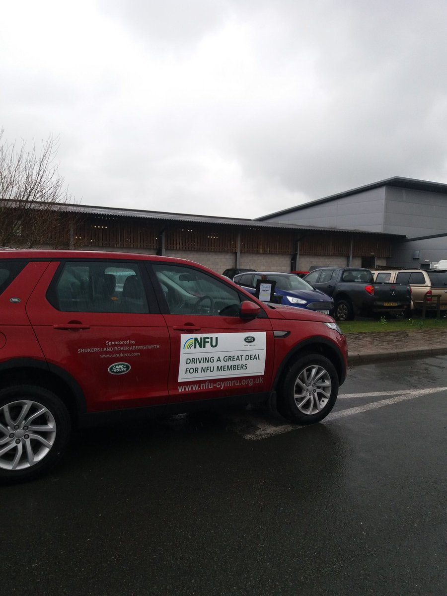 Came across the <a href="/NFUNewtown/">NFU Newtown</a> <a href="/LandRover/">Land Rover Discovery</a> provided by @Shukers_LR at <a href="/WlsMarket/">Welshpool Market</a> today while visiting <a href="/NFUCymru/">NFU Cymru 🚜</a> member's 

#backwelshfarming
#proudtoproduce