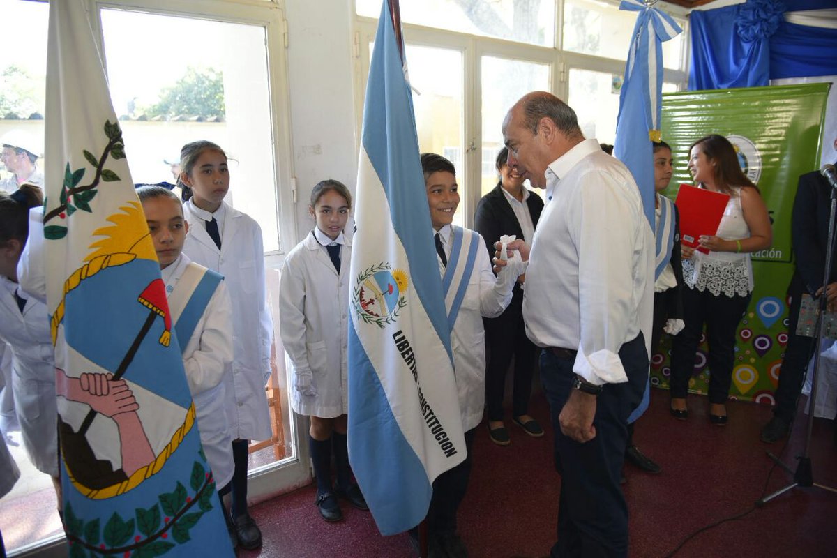 gacanteros's tweet photo. Acompañando a @gustavovaldesok en #IslaApipe en una mañana intensa para inaugurar obras. Ahora en la Escuela primaria Nº419 supervisando las refacciones.
#CorrientesSomosTodos https://t.co/5Fy531KXQC