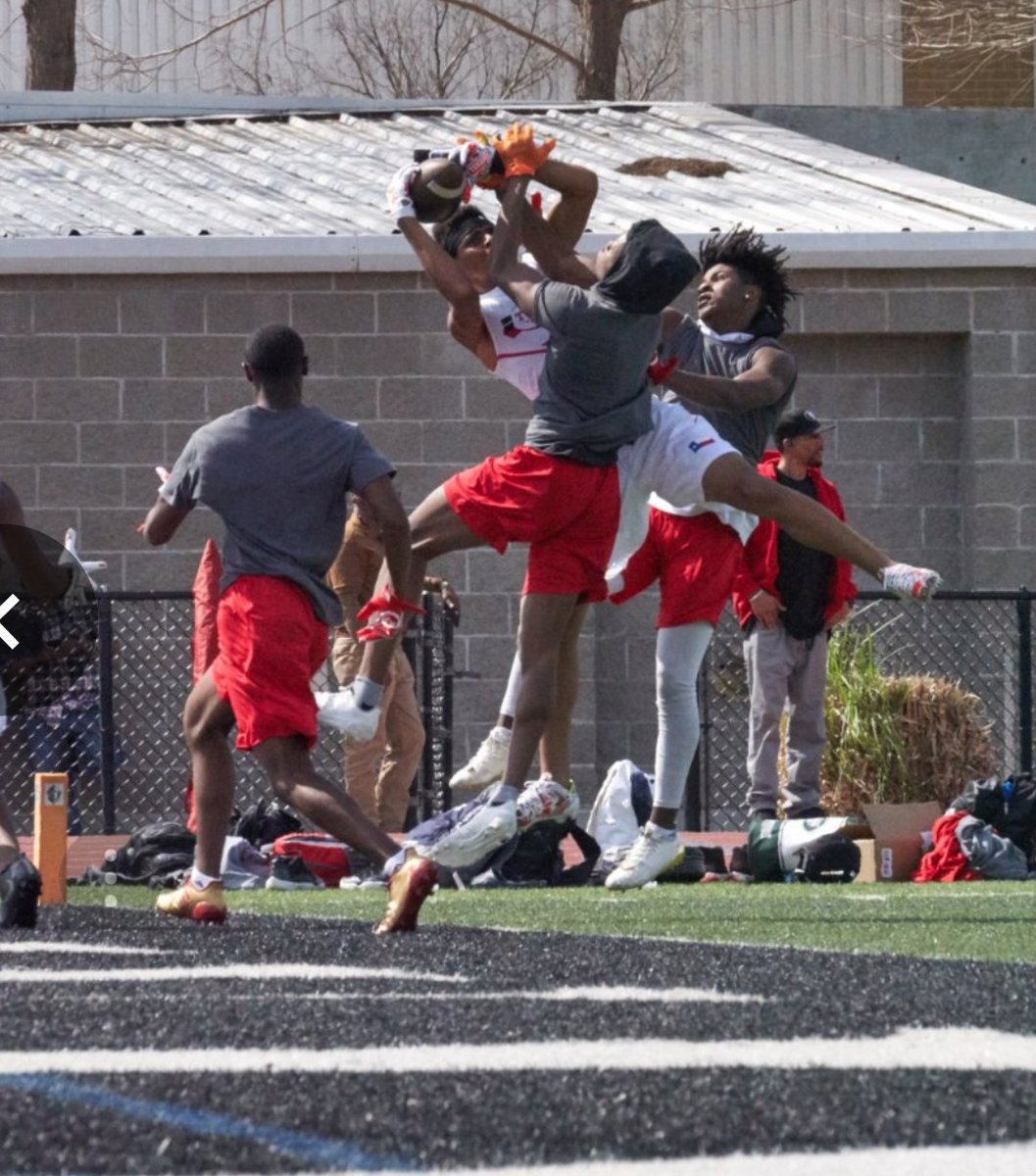 YoungBullMedia's tweet photo. @baskerville2021 Nice still shot....great focus and concentration...@teamtexas7on7
@EJHolland247 @dru_hawkins ... he has that IT factor! #Heartzofmen #Bluechipprocess #Bluechipbound https://t.co/vqtAUMrXtn