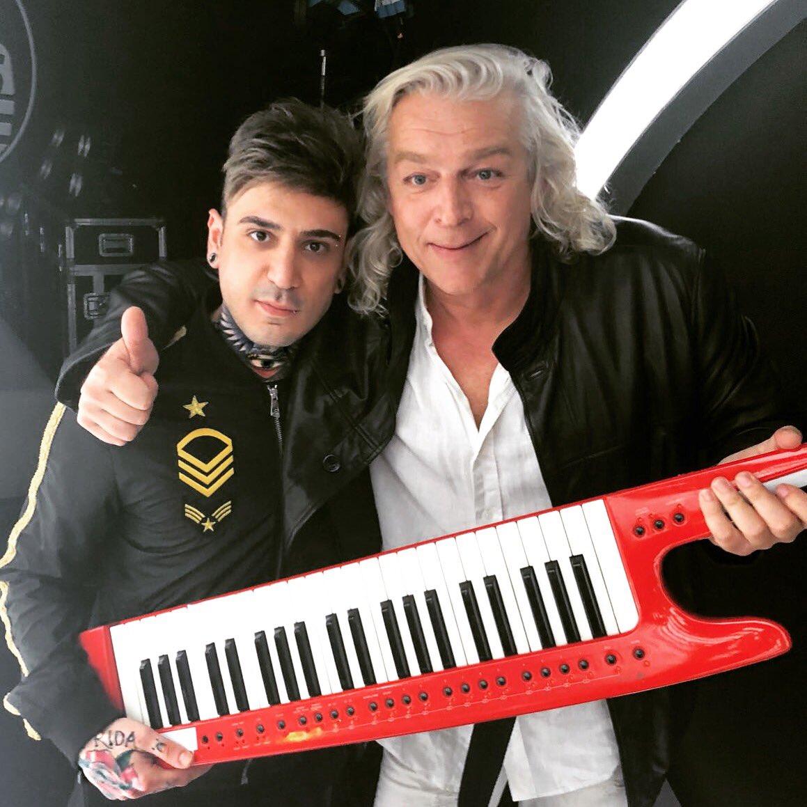dani_thekolors's tweet photo. Non avete idea di quanto cazzo fossi emozionato, la faccia costipata è spiegata rapidamente: quest’uomo è una leggenda, e io è guardando i suoi video che ho deciso di comprarmi la prima keytar! 
#thekolors #frida #fridatour #rocknroll https://t.co/6op2q6FNvD