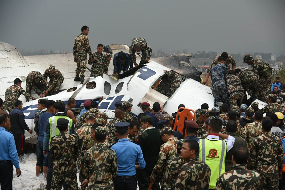 Conradoaviacion's tweet photo. Aeropuerto Internacional Tributan, Katmandú, #Nepal.- 39 fatalidades tras accidente de un DHC 8-400 de la aerolínea US-Bangla que cubría el vuelo BS-211 entre Dhaka (Bangladesh) y Katmandú, Nepal con 67 pasajeros y cuatro tripulantes a bordo. https://t.co/TSBhZw3Ul5