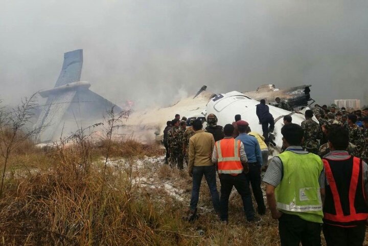 Conradoaviacion's tweet photo. Aeropuerto Internacional Tributan, Katmandú, #Nepal.- 39 fatalidades tras accidente de un DHC 8-400 de la aerolínea US-Bangla que cubría el vuelo BS-211 entre Dhaka (Bangladesh) y Katmandú, Nepal con 67 pasajeros y cuatro tripulantes a bordo. https://t.co/TSBhZw3Ul5