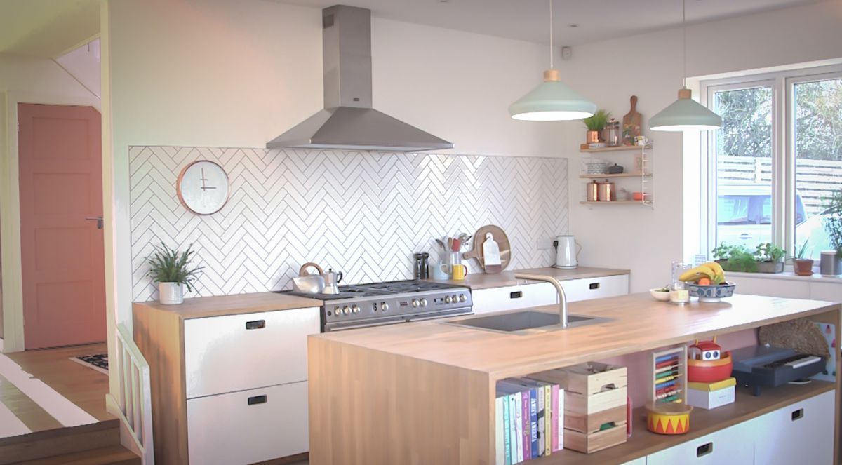 Watch our guided tour of an interior stylist's home, and learn how she made her expert style decisions for a bright and beautiful space buff.ly/2Gjzv3r