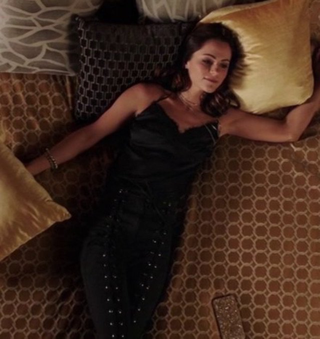 brazen_princess's tweet photo. *Sends a text to Jasper* 

I'm home and I can't wait to see you. #Jaspenor #TheRoyals https://t.co/OXp44BIbTE