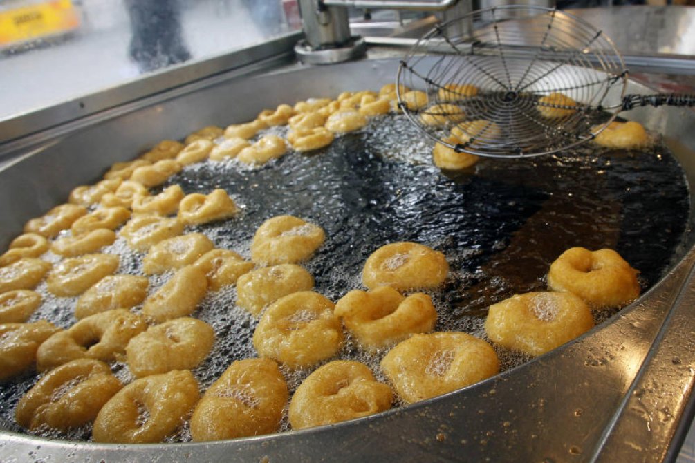 Casi podemos sentir el olor a buñuelos desde aquí… Ya estamos casi en FALLAS!! ¿Tu eres más de churros o buñuelos?
