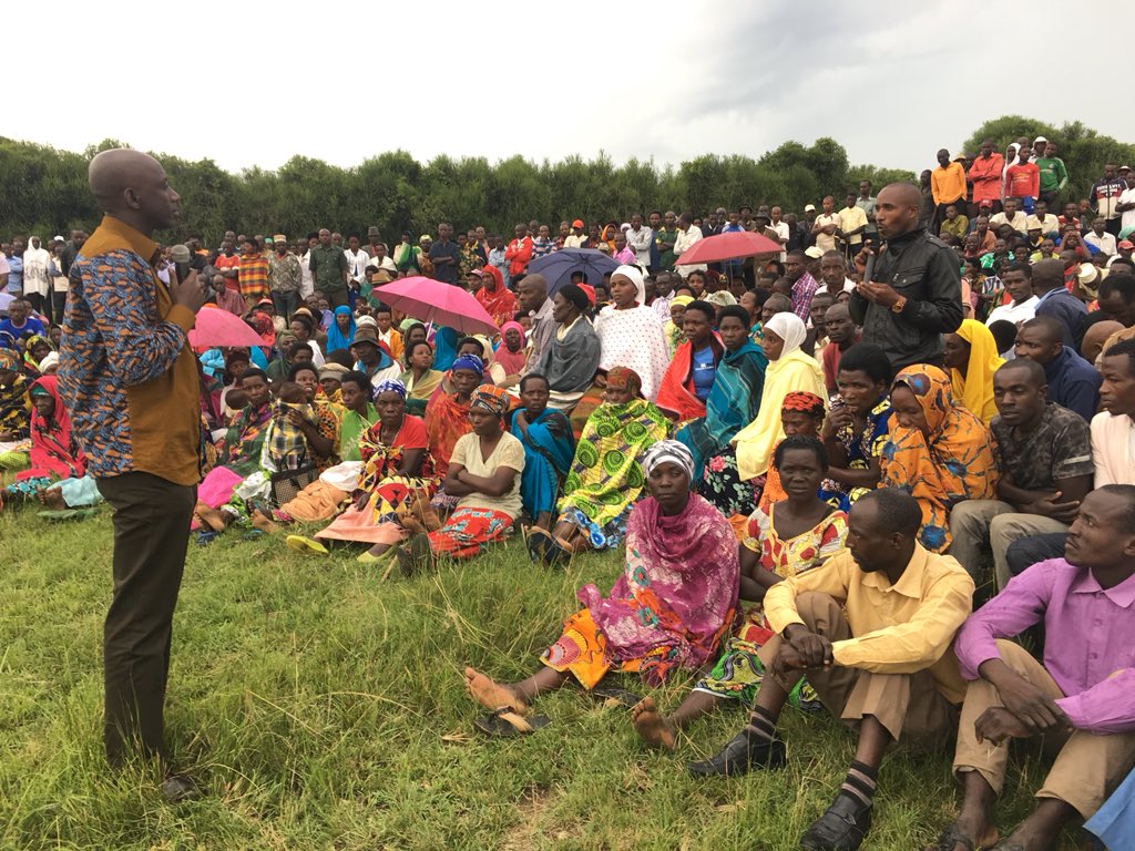 RwandaLocalGov's tweet image. Abaturage bari gusobanurirwa uko bagomba gukoresha ubutaka bagendeye ku mategeko n’amabwiriza abugenga.

@FKaboneka: Niba uguze ubutaka bugenewe ubuhinzi, ugomba nawe kubukoresha mu buhinzi. Niba ukora ibitari ibyo uraba uri kwica amategeko.