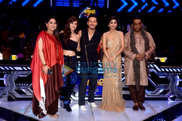 Itsmesasidhar's tweet photo. #Parties_And_Events #Baaghi_2 #Disha_Patani Tiger Shroff and Disha Patani snapped promoting ‘Baaghi 2’ on sets of Super Dancer Chapter 2 https://t.co/VgpfMyYy0z https://t.co/ExtLU2wiRr