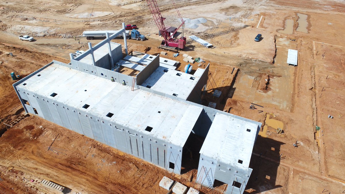 HoustonPrecast's tweet image. A great aerial photo of Sanderson Farms processing facility being erected in Tyler, Texas. #precast #concrete #howprecastbuilds