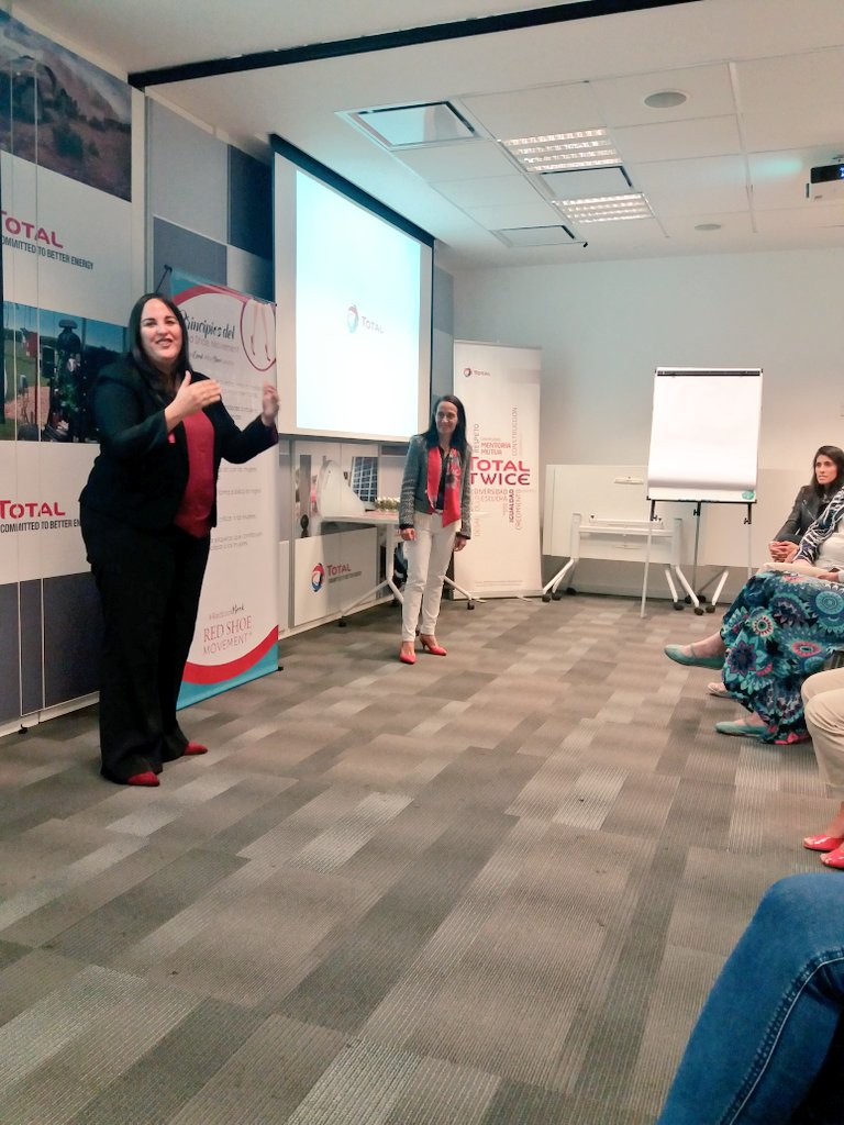 BrendaBasso's tweet photo. Lanzamiento de #TotalTwice en Argentina junto a @RedShoeMovement. #DiversityMakeUsBetter https://t.co/42wDmRc9qm