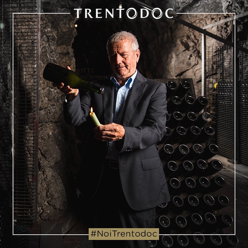 trentodoc's tweet photo. #NoiTrentodoc 
Paolo Pedrotti è la memoria storica di @PedrottiWinery. La sua passione per il metodo classico nasce sui banchi della #FondazioneEdmundMach, per approdare a Nomi, dove si trova la “Grotta dello Spumante”, e dove collabora con le figlie Donatella e Chiara. https://t.co/ubwG4tSg6J