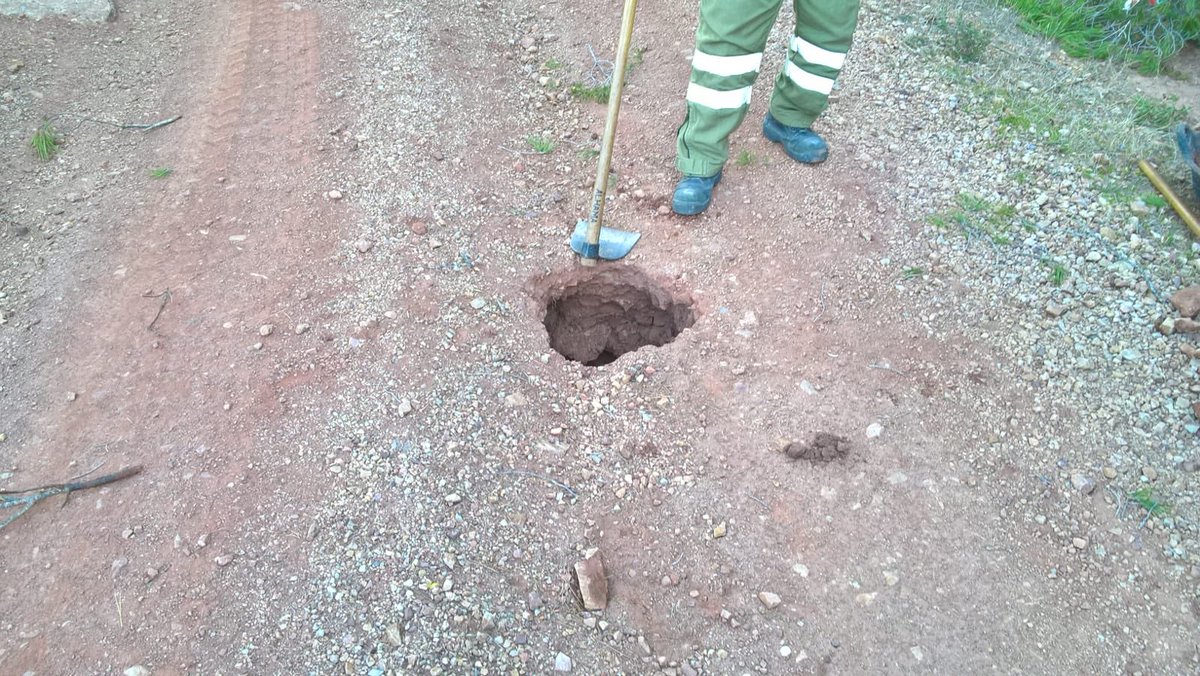 defensaforeMUR's tweet photo. 📷BRIFOR ALHAMA en labores de arreglo y mantenimiento de caminos. Concretamente en el camino de #Campix. #Tareasprogramadas #udif @MurciaForestal https://t.co/xFZYYgpFLf