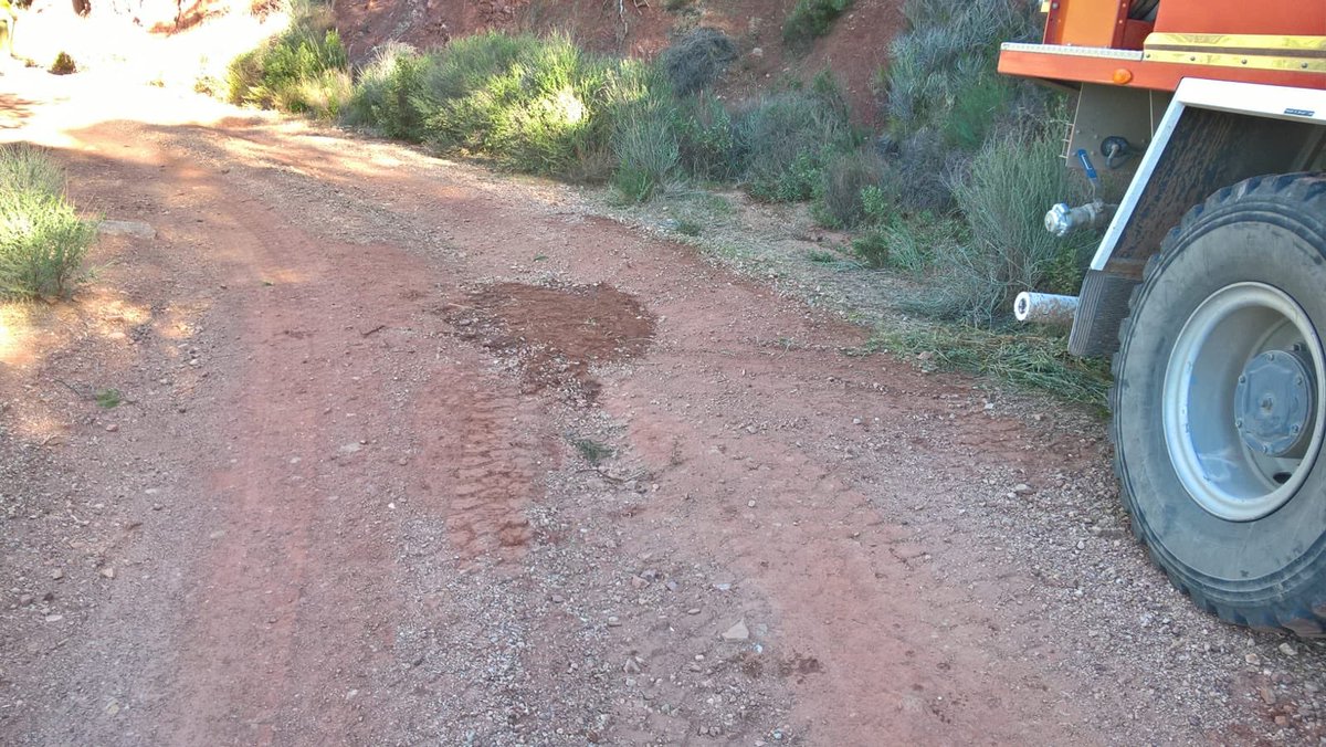 defensaforeMUR's tweet photo. 📷BRIFOR ALHAMA en labores de arreglo y mantenimiento de caminos. Concretamente en el camino de #Campix. #Tareasprogramadas #udif @MurciaForestal https://t.co/xFZYYgpFLf