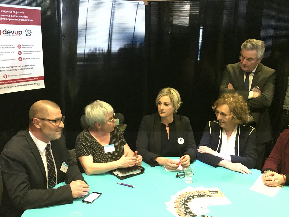 campa_al's tweet photo. Speed meeting / Rencontre Régionale de l’Economie et de l’Emploi. Présentation par @dlaroche36 de @poleemploi_RCVL et #Patapain des recrutements #AvecPoleEmploi ➡️ @murielpenicaud https://t.co/o1212enxIM
