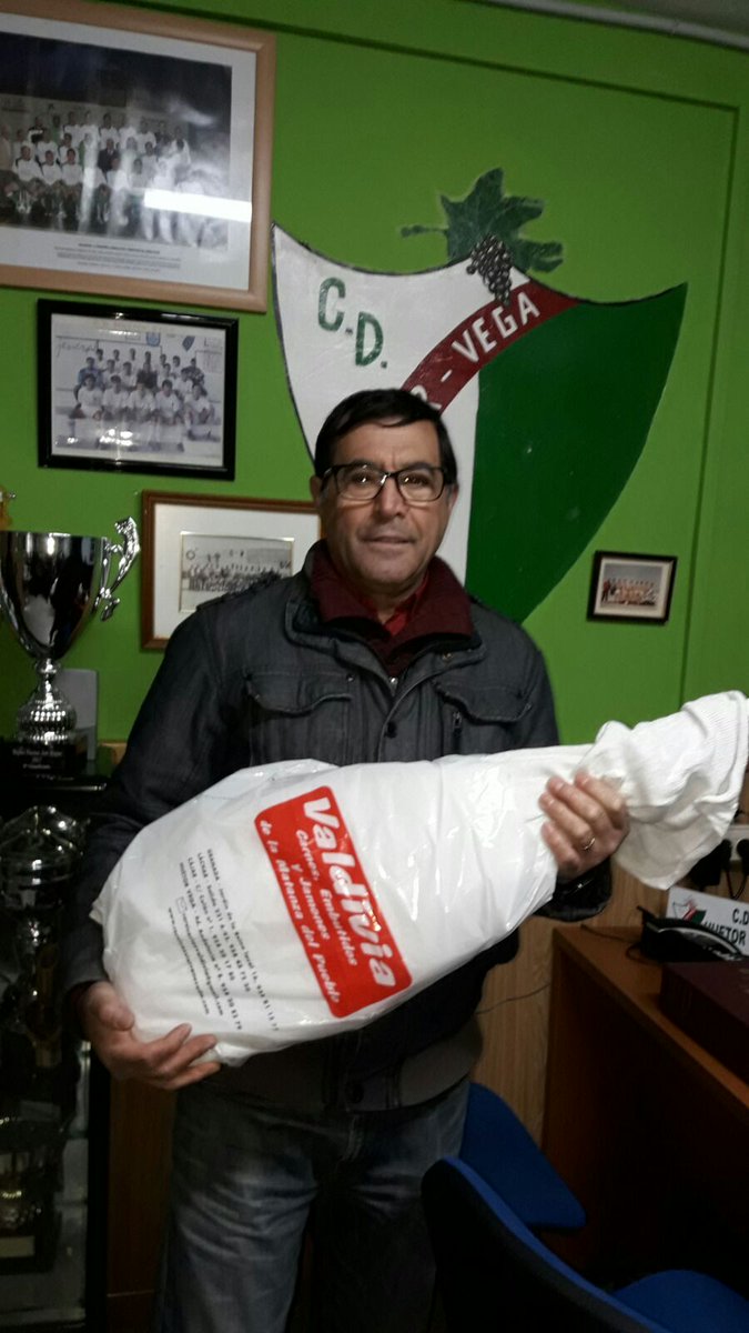 Tenemos nuevo ganador del sorteo del jamón del <a href="/CD_HuetorVega/">CD Huétor Vega</a>, sí quieres ser el próximo participa con ellos. ¡Vamos equipo!. La afición es el empuje que vuestro equipo necesita, y así os lo quiere agradecer.