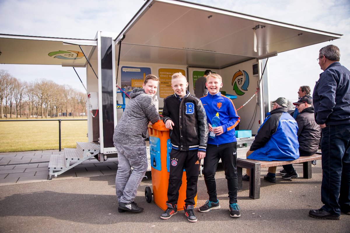 Gaaf! De @GemHoogeveen doet samen met acht lokale verenigingen mee aan #SchoonBelonen Vorige week organiseerde <a href="/VVHoogeveen/">VV Hoogeveen</a> samen met Plastic Fantastic een demonstratie in een mobiele fabriek die plastic verpakkingen omtovert tot een nieuw product.