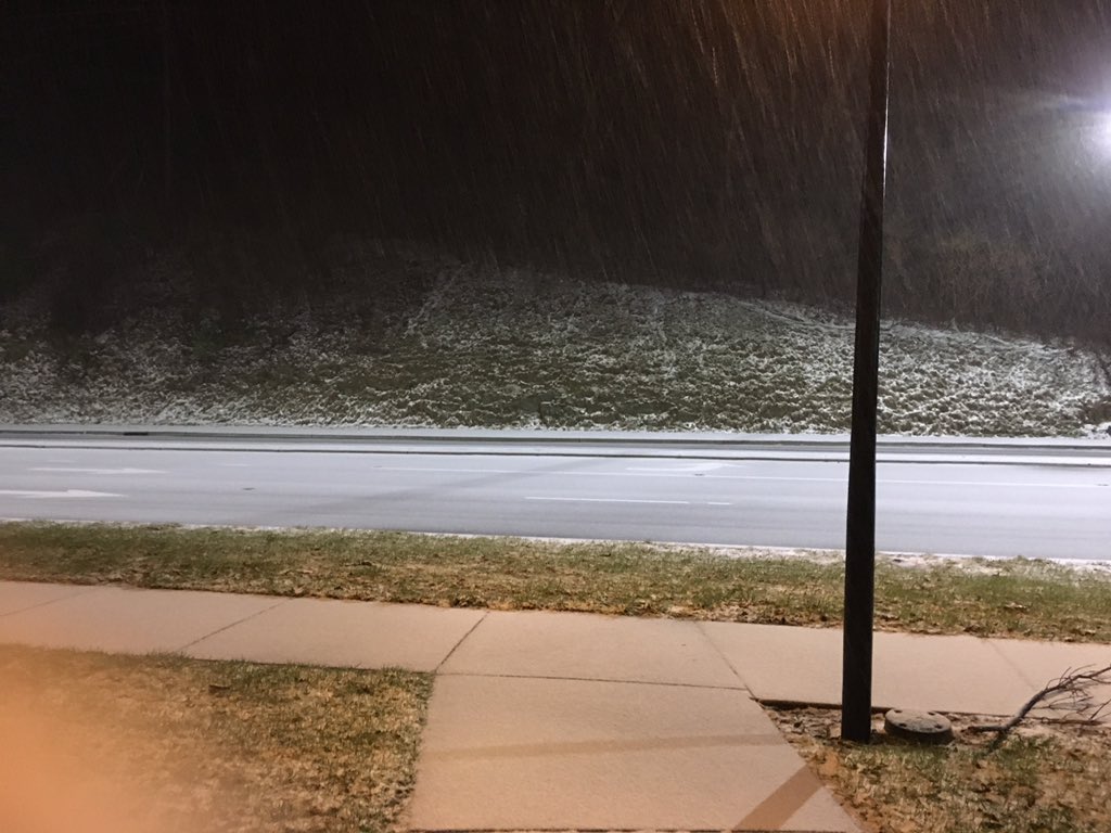 KHamptonWBTV's tweet photo. 10 minute difference on 321 in Blowing Rock. https://t.co/S2eS67r6u0