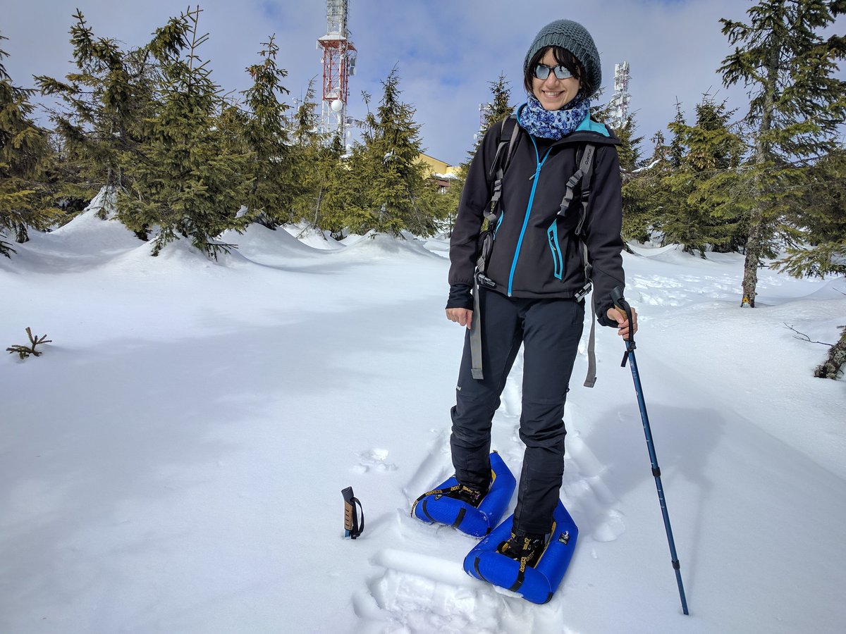 SmallFootEU's tweet image. Our Romanian friends having fun on our #inflatable #snowshoes - "Hiking in the 130-140 cm deep snow of the Harghita mountains (Romania), incredibly difficult without snowshoes but a delight and a refreshing experience with the Smallfoot snowshoes :)"