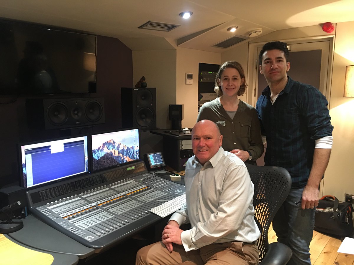 IMNcontent's tweet image. In the studio with @WaynePerrey @stephaniebron the @TheDIYDoers for @NHIWeek #NationalHomeImprovementWeek
🔨🔨🔨