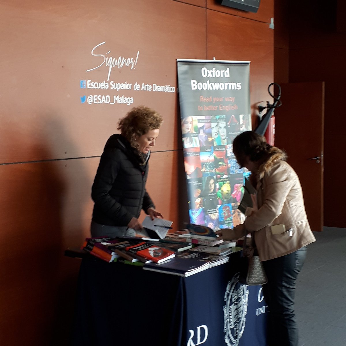 Humberto_oup's tweet photo. Un año más asistimos a las jornadas de bibliotecas escolares Málaga. XI Reconocimiento a la labor bibliotecaria.@RedBECREA #becrea https://t.co/eyjjXHN5aw