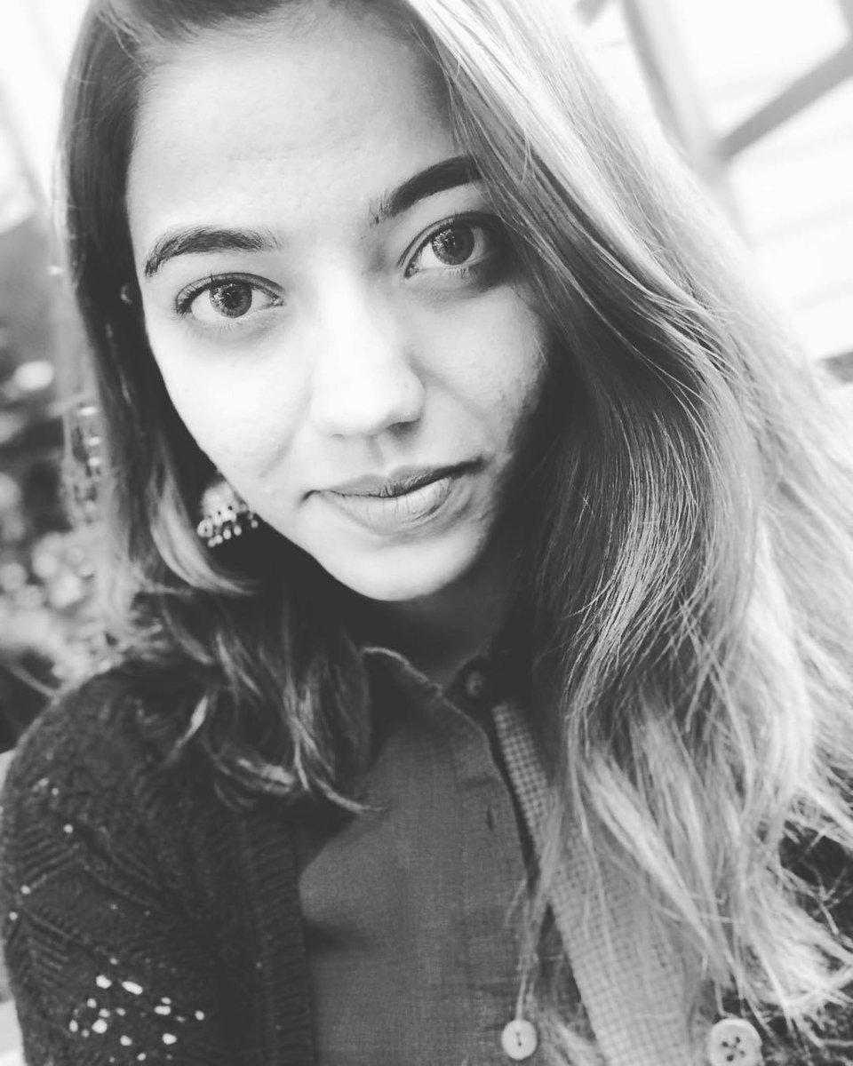 .<a href="/JoglekarJuilee/">Juilee Joglekar</a> giving us the Monday selfie feels 📷 
Don't you think so ? 😜
#MondayMotivation  #MondayMood #JuileeJoglekar #Singer