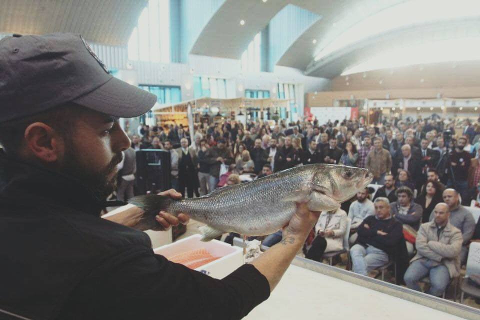 catering_lucia's tweet photo. Algunas fotos de nuestro paso por @FusionFreshES, un importante evento de productos #frescos 🍒🥖

Fuimos invitados por nuestros amigos de @RomanyMartos, que realizaron un #ronqueo de #atún allí mismo. ¡Todo un arte! 🐟

#catering #malaga #calidad #productosfrescos #cateringlucia https://t.co/rziCwLyjCb