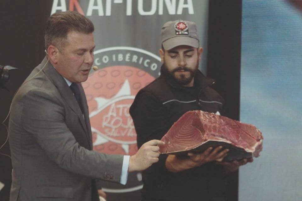 catering_lucia's tweet photo. Algunas fotos de nuestro paso por @FusionFreshES, un importante evento de productos #frescos 🍒🥖

Fuimos invitados por nuestros amigos de @RomanyMartos, que realizaron un #ronqueo de #atún allí mismo. ¡Todo un arte! 🐟

#catering #malaga #calidad #productosfrescos #cateringlucia https://t.co/rziCwLyjCb