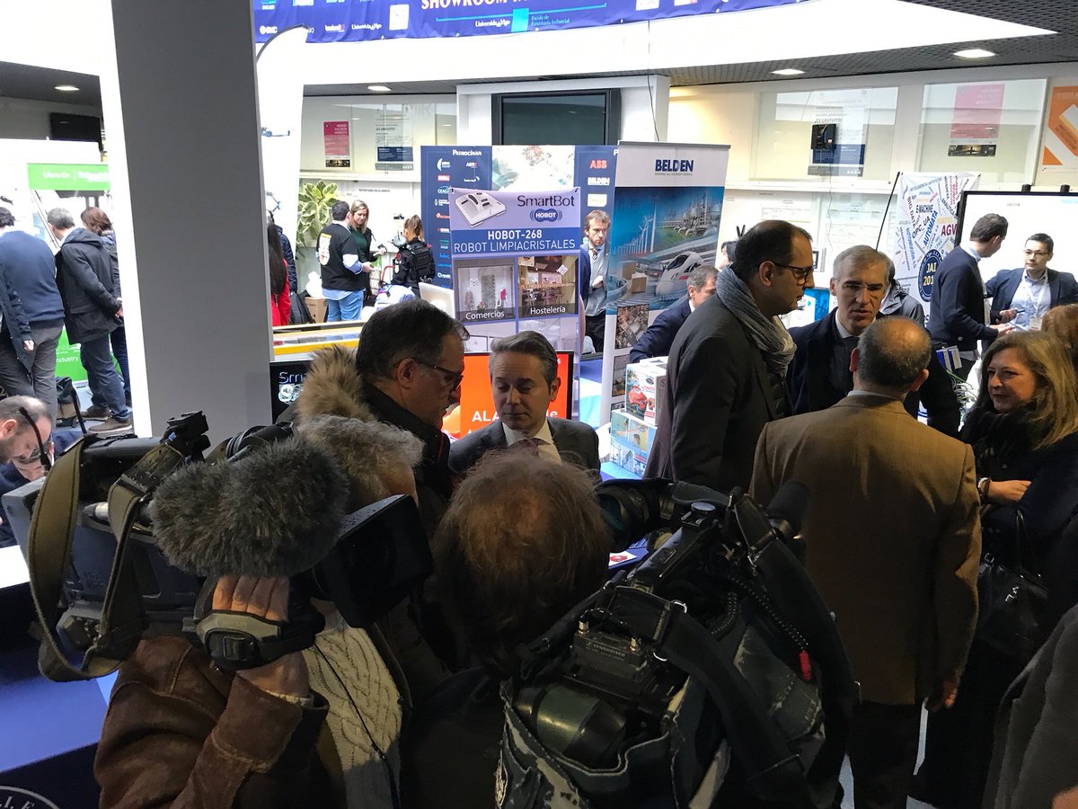 SMK_smarttek's tweet photo. El Conselleiro de Economía Francisco Conde y el Director de @Citroen Vigo Frédéric Puech visitan nuestro stand en #JAI2018 https://t.co/VVnPyWBwDb