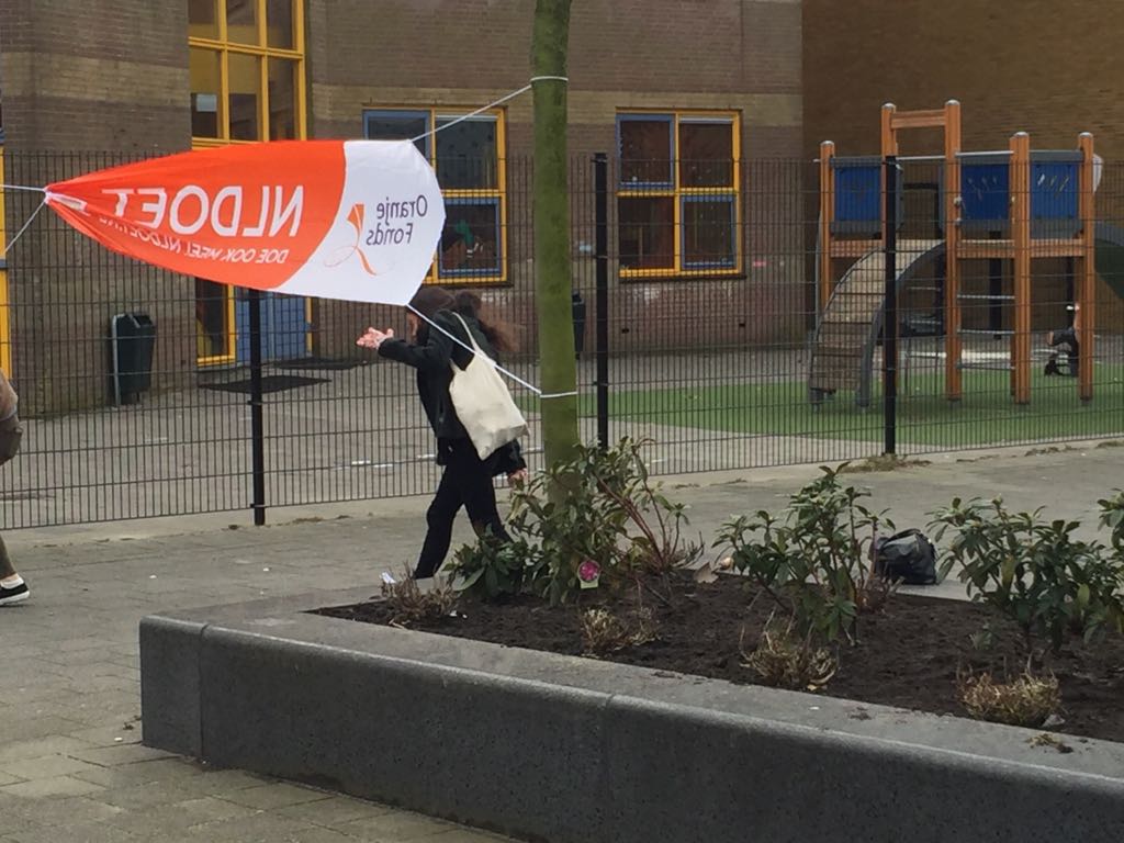 SPIOR1988's tweet photo. Wijkbewoners geven extra impuls aan schoon en fleurig Vredesplein in het kader van #NLdoet @Pameijer @OranjeFonds @ICCEssalam https://t.co/DWi64dFqID