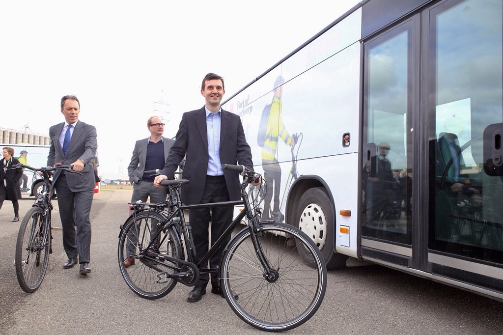 Fietsbus officieel ingehuldigd, 4 fietsbussen #woonwerkvervoer 1 bus per kwartier beide richtingen 1st proefperiode enkele bedrijven haven, extra maatregel duurzame mobiliteit haven <a href="/jacquesvdmeiren/">Jacques Vandermeiren</a> @benweyts