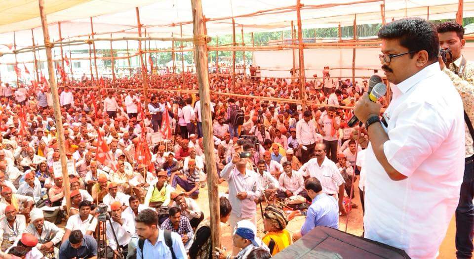athulkchelannur's tweet photo. #CPIM കേരള സംസ്ഥാന കമ്മറ്റി അംഗം സഖാവ് കെ.കെ. രാഗേഷ് എം.പി ആസാദ് മൈദാനിയില് ലോനഗ് മാര്ച്ചിനെ അഭിവാദ്യം ചെയുന്നു..
ചുവപ്പിന്റെ കാഹളം മുഴങ്ങട്ടെ........
#KisanLongMarch
#FarmersOutcry
#आक्रोश_बळीराजाचा
#CPIM
#AlKS https://t.co/mjbSG2Cj4v