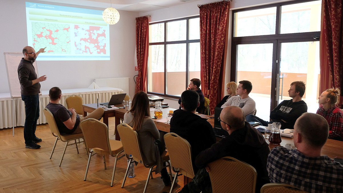 ForBioSensing's tweet photo. #ForBioSensing #workinghard on last week #team #meeting 📚📖
#brainstorming
#knowledgeintheair https://t.co/vXX7OVenS3