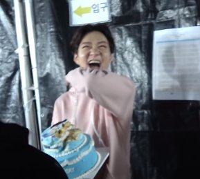 btobshits's tweet photo. [sungjae lowkey failed because the cake was stuck on his hand, not on changsub's face lmao] https://t.co/tjOuyDifWO