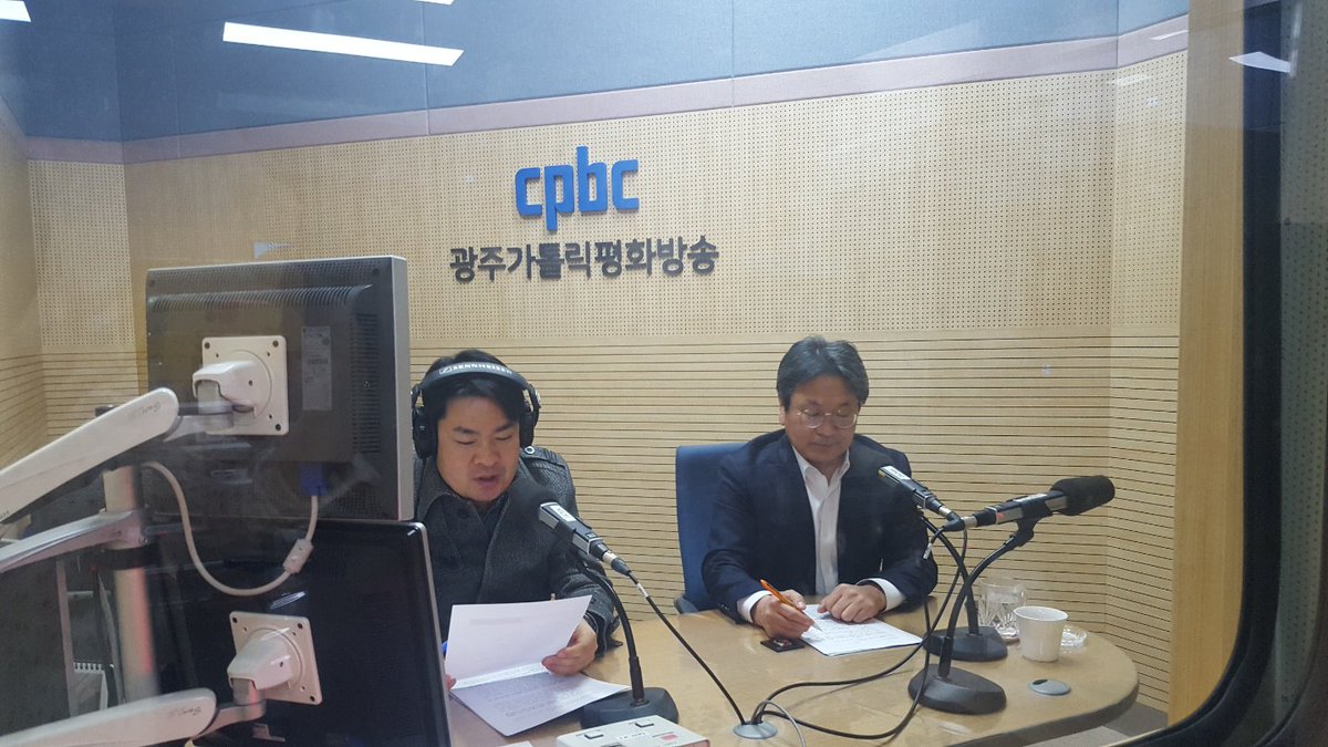 kjpbc's tweet image. 프로그램 다시 듣기 ==&amp;gt;&amp;gt;bit.ly/2IkmrLy
그동안 광주발전을 위한 여러 전략들이 나오고 
노력들이 있었는데도 불구하고 왜 광주는 여전히 정체되어 있고, 
삶의 여건들이 개선되지 않나, 심각한 고민을 해봅니다.
광주 150만을 넘어서는 구상이 필요합니다.