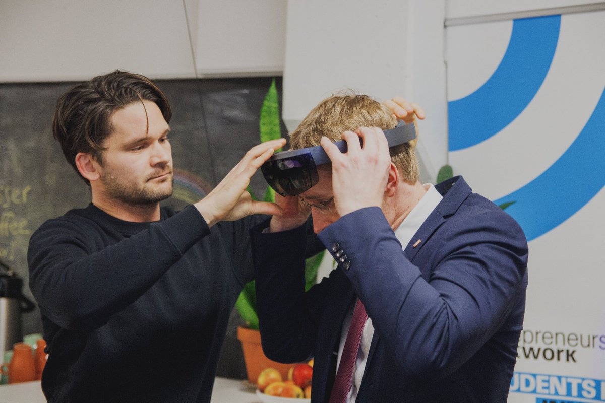 wondarplay's tweet photo. Eine #AugmentedReality Guided Tour mit dem aktuellen Entwicklungsstand gab es letzte Woche für unseren Ministerpräsidenten beim Besuch in der @starterkitchen. https://t.co/U78TFgD2Rb