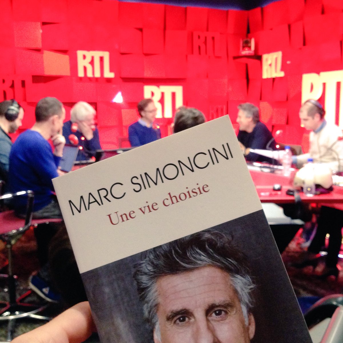 Alabonneheure's tweet photo. RT + FOLLOW @Alabonneheure pour remporter un exemplaire des mémoires de @marcsimoncini #UneVieChoisie ! #ALBH #RTL https://t.co/dTyIc2gr7T
