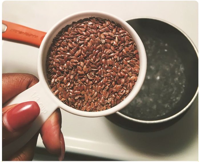 naturespicknmix's tweet photo. This cold and snow has got our hair feeling some type of way!! Protect and moisturise your curls with our Homemade Flaxseed Gel Recipe https://t.co/ZNLr0sJtWb …                                             #FridayFeeling #FridayMotivation #curlyhair 😙 https://t.co/rYsgh6lkpe