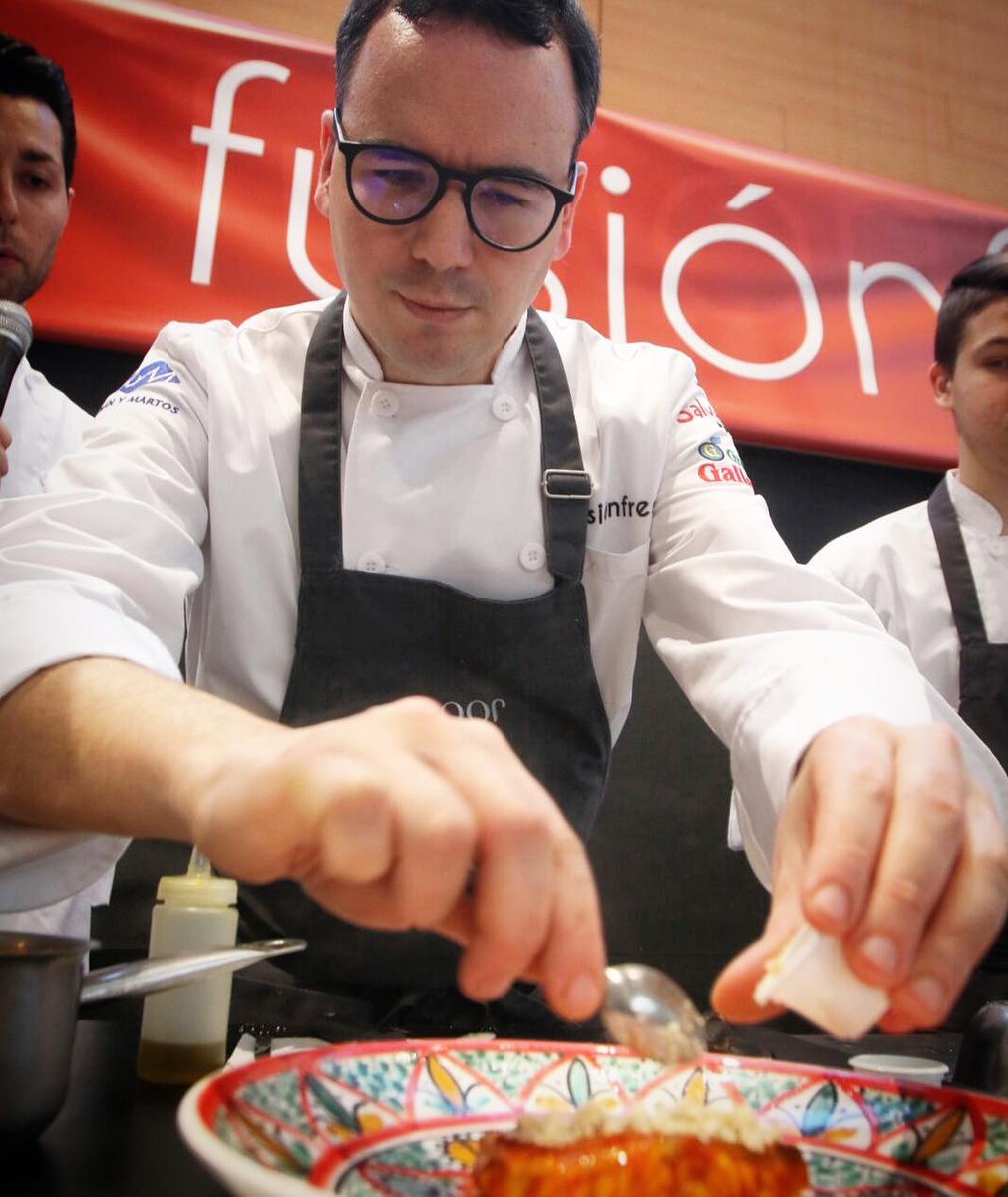 FusionFreshES's tweet photo. El pasado 5 de marzo se celebró la segunda edición de #FusiónFresh  🍒🥖🐟. Este año nuestro chef estrella fue @Pacomoraleschef de @NoorRestaurant​. ¿No pudiste asistir? Te dejamos un vídeo de su #showcooking para que lo puedas volver a disfrutar: https://t.co/BMw8zx2jcB :) https://t.co/kPiwwqNoMM